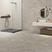 bagno moderno con rivestimento in gres porcellanato effetto pietra quarzite di Ceramiche Keope, collezione Arkè, formato 60x120, colore Grey