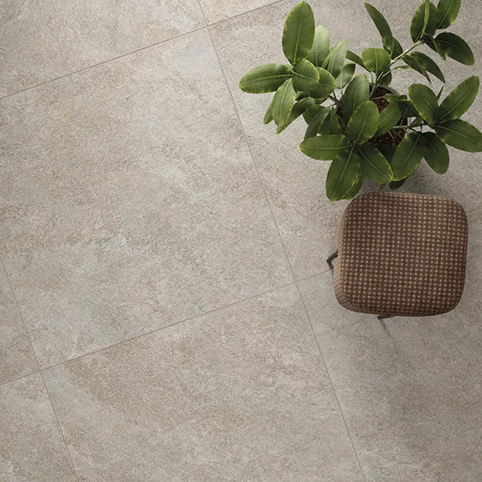 Dettaglio pavimento in gres porcellanato effetto pietra quarzite di Ceramiche Keope, collezione Arkè, formato 60x60, colore Grey