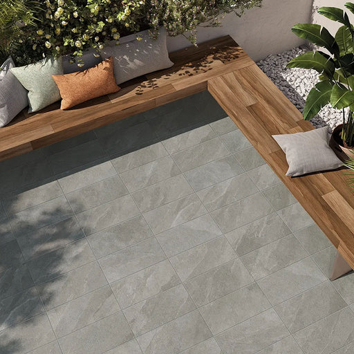 Pavimento esterno in gres porcellanato effetto pietra ardesia, Ceramiche Keope - Collezione Discovery, formato 22x45 cm, finitura grip R11, colore Ardesia Grey. Ideale per pavimenti e rivestimenti esterni di design.