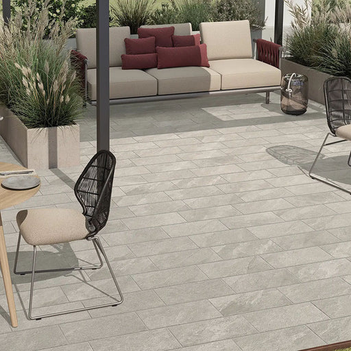 Pavimento esterno in gres porcellanato effetto pietra ardesia, Ceramiche Keope - Collezione Discovery, formato 22x45 cm, finitura grip R11, colore Ardesia Silver. Ideale per pavimenti e rivestimenti esterni di design.