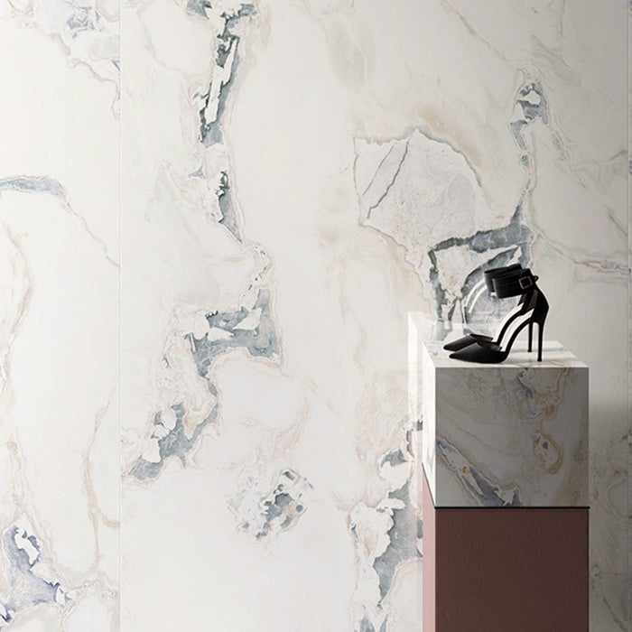 dettaglio colonna con scarpe e muro con rivestimento in gres porcellanato effetto marmo, Ceramiche Keope - Collezione Interno4, formato 60x120 cm, finitura lappata, colore Calacatta San Babila. Ideale per pavimenti e rivestimenti di design.