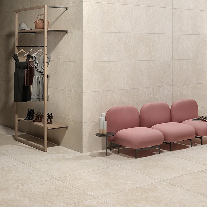 cabina armadio con poltrone rosa, pavimento e rivestimento in gres porcellanato effetto pietra naturale europea. Omnia di ceramiche keope 40x80 colore Venezia Ivory