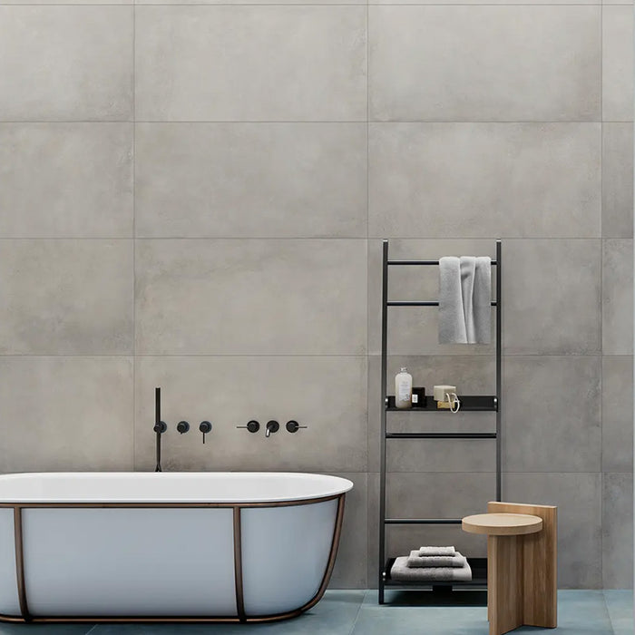 Bagno con rivestimento in gres porcellanato effetto metallo. Plate di ceramiche keope 60x120 colore Silver