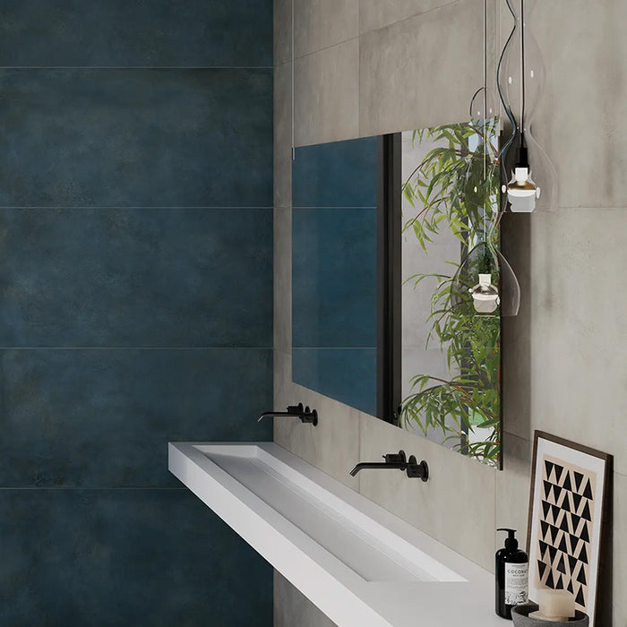 Muro con rivestimento in gres porcellanato effetto metallo. Plate di ceramiche keope 60x120 colore Titanium