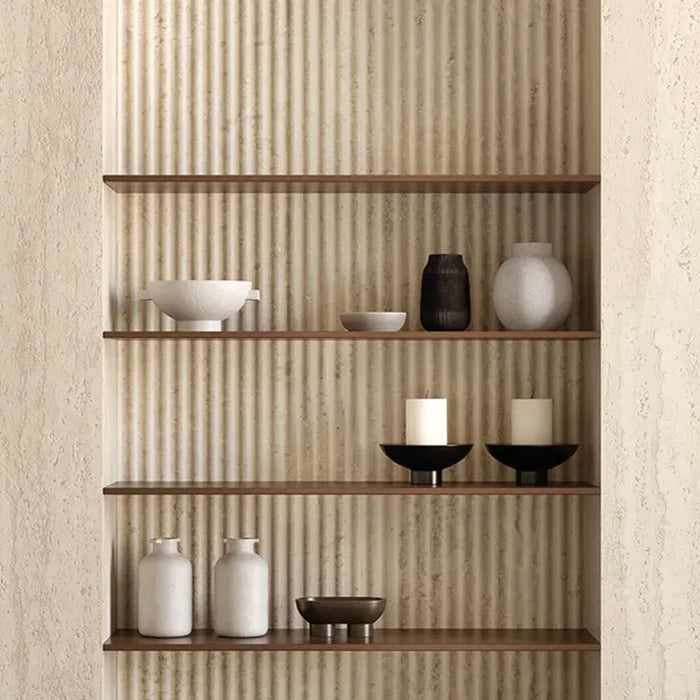 Rivestimento in gres porcellanato effetto travertino rigato leggermente in rilievo. Trevi di ceramiche keope 60x120 colore Walnut