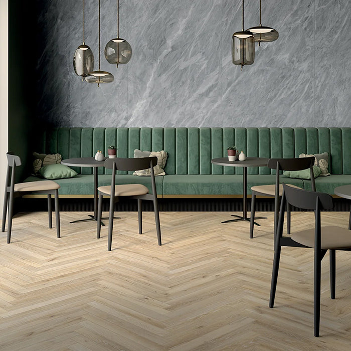 Ristorante con Pavimento in gres porcellanato effetto legno rovere della collezione Unica di Ceramiche Keope, formato 7.5x60, colore Almond