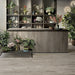 Negozio di fiori con pavimento in gres porcellanato effetto legno rovere della collezione Unica di Ceramiche Keope, formato 20x180, colore Grey