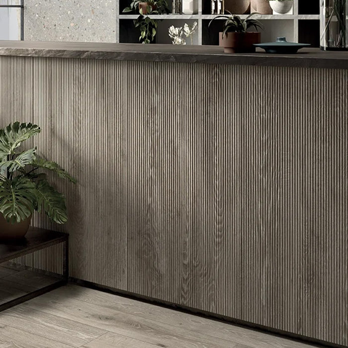 Bancone con rivestimento in gres porcellanato effetto legno rovere rigato leggermente in rilievo. Unica di ceramiche keope 60x120 colore Grey