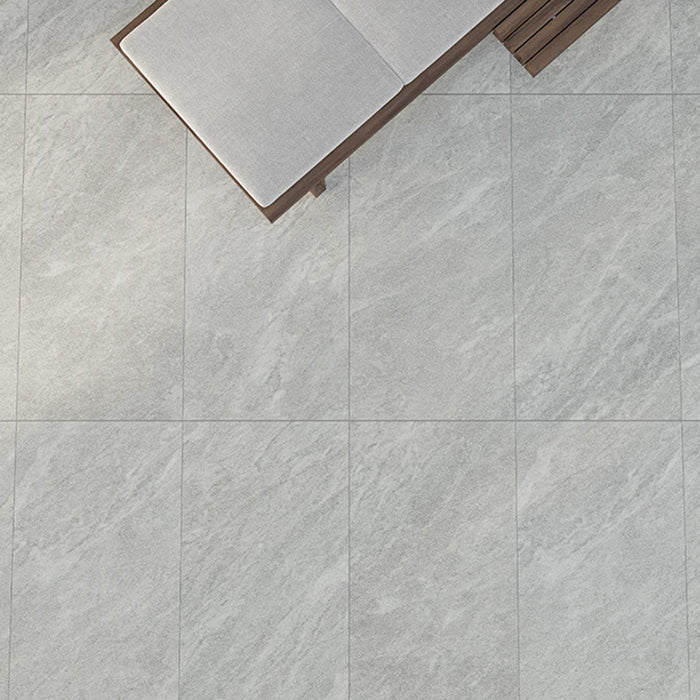 Dettaglio pavimento in gres porcellanato effetto marmo grigio della collezione Versilia di Ceramiche Keope, formato 60x120, colore Bardiglio Silver