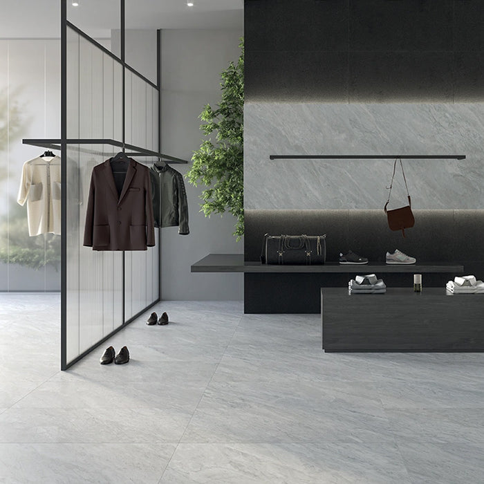 Boutique con pavimento in gres porcellanato effetto marmo grigio della collezione Versilia di Ceramiche Keope, formato 120x120, colore Bardiglio Silver