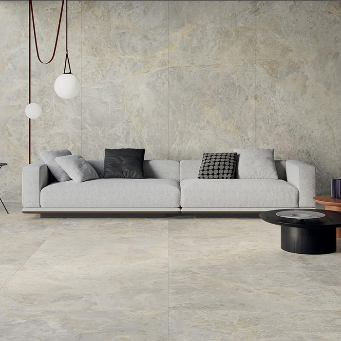 Salotto con pavimento e rivestimento in gres porcellanato effetto marmo grigio della collezione Versilia di Ceramiche Keope, formato 60x120, colore Fiorito Ivory