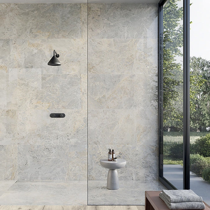 Doccia moderna con pavimento e rivestimento in gres porcellanato effetto marmo grigio della collezione Versilia di Ceramiche Keope, formato 60x60, colore Fiorito Ivory