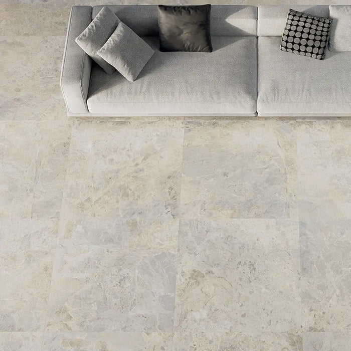 Salotto con pavimento in gres porcellanato effetto marmo grigio della collezione Versilia di Ceramiche Keope, formato 120x120, colore Fiorito Ivory