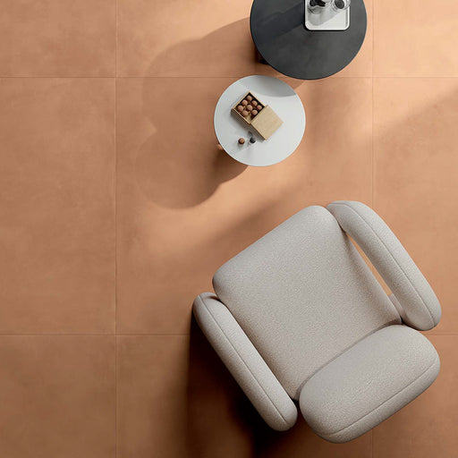 Dettaglio pavimento in gres effetto cotto della collezione CottoMilano di ceramiche Keope, formato 120x120 cm, colore Mattone