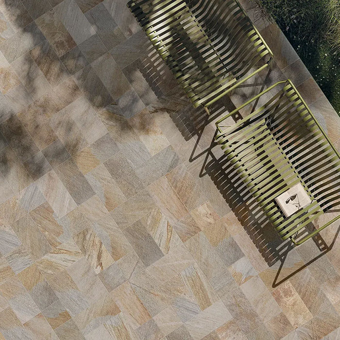 Giardino con panchine verdi vintage e pavimentazione in gres porcellanato effetto pietra. limes di ceramiche keope 22x44 colore QUARTZ MULTICOLOR per esterni, outdoor