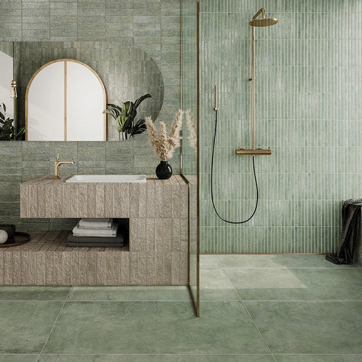 Bagno moderno verde con pavimento in gres effetto cotto moderno, collezione Coccio di Keradom, formato 60x120, colore Bosco