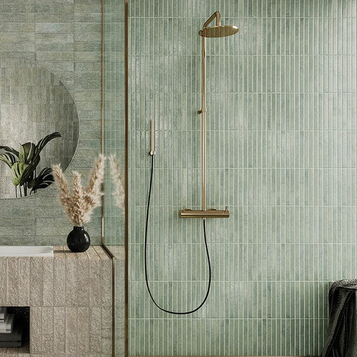 Dettaglio doccia con piastrelle con colori pastello, collezione Coccio di Keradom formato kitkat colore Bosco 12.5x25