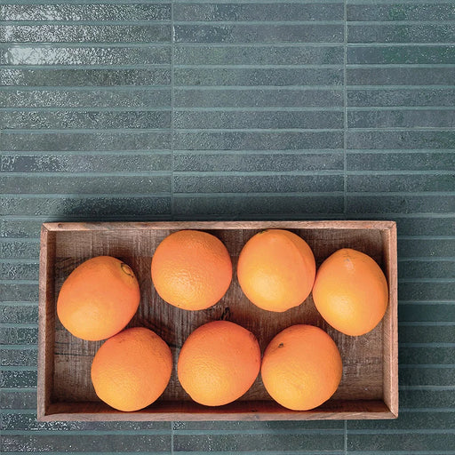 Dettaglio piastrella con colori pastello, collezione Coccio di Keradom formato kitkat colore Cielo 12.5x25