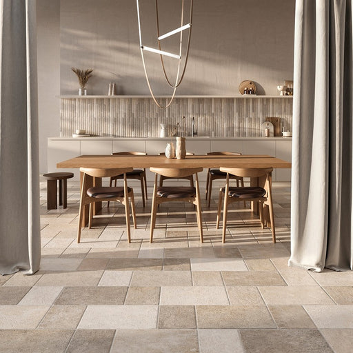 interno villa soggiorno con tavolo in legno e tende beige, pavimento e rivestimento della collezione trulli in gres porcellanato smaltato effetto pietra nella colorazione avorio di keradom