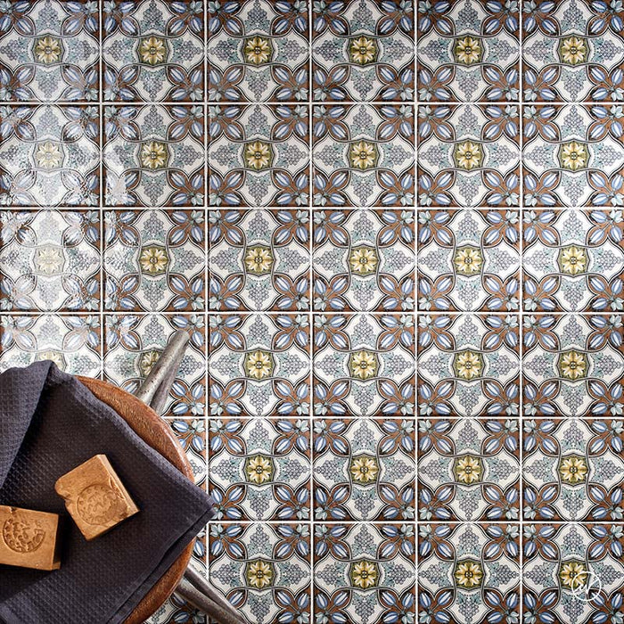 Dettaglio pavimento in gres porcellanato stile maiolica vietrese, collezione Maioliche di ceramiche Valsecchia colore 2 15x15 