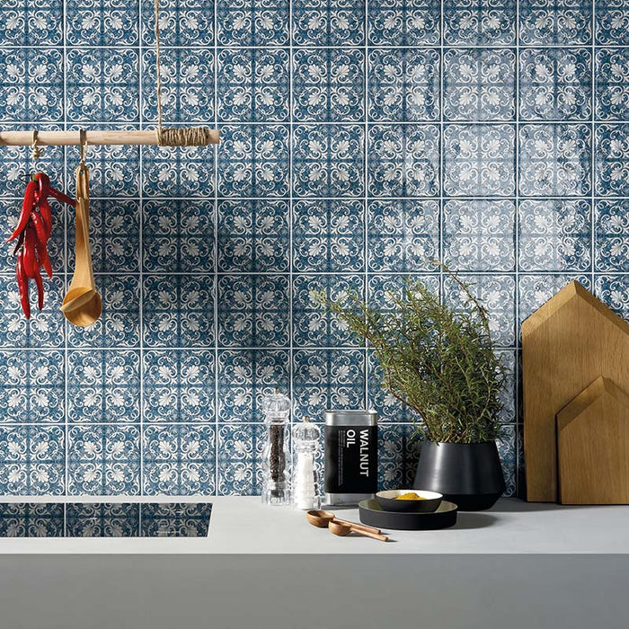 Dettaglio rivestimento in gres porcellanato stile maiolica vietrese, collezione Maioliche di ceramiche Valsecchia colore5 15x15 