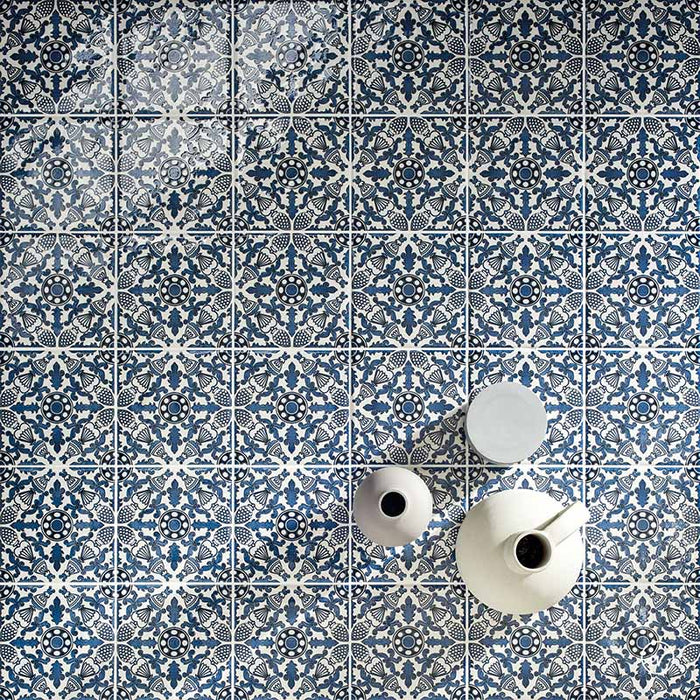 Dettaglio pavimento in gres porcellanato stile maiolica vietrese, collezione Maioliche di ceramiche Valsecchia colore 7 15x15 