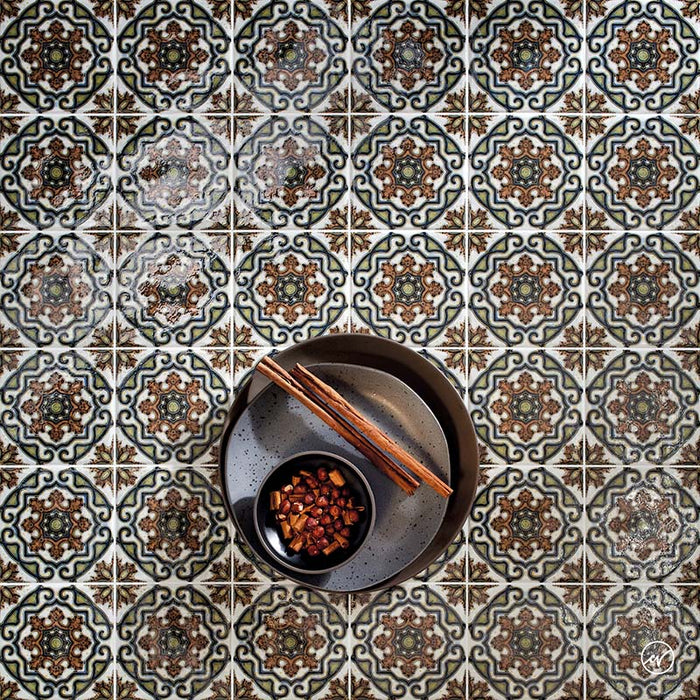 Dettaglio pavimento in gres porcellanato stile maiolica vietrese, collezione Maioliche di ceramiche Valsecchia colore 11 15x15 