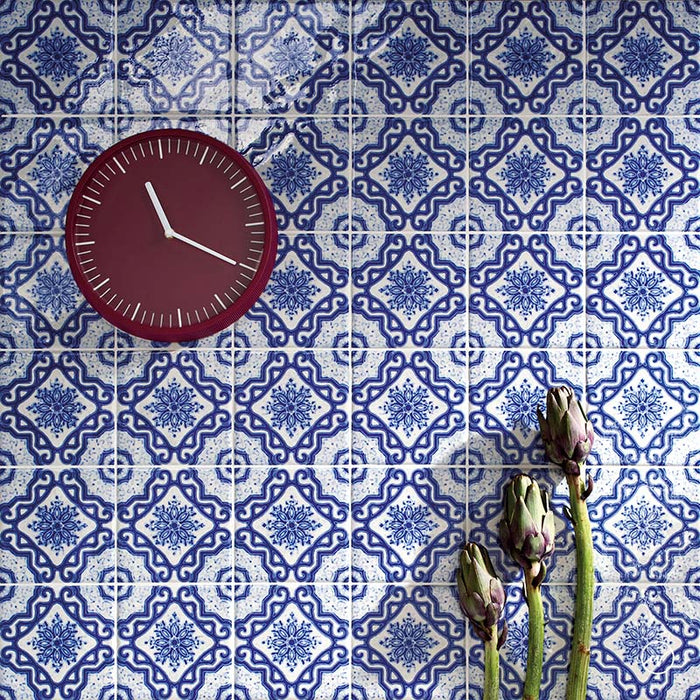 Dettaglio rivestimento in gres porcellanato stile maiolica vietrese, collezione Maioliche di ceramiche Valsecchia colore 18 15x15 