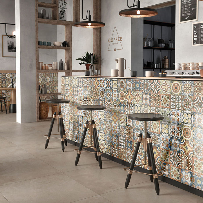 Bar con bancone e rivestimento in stile maiolica vietrese, collezione Maioliche di ceramiche Valsecchia colore mix color 15x15 