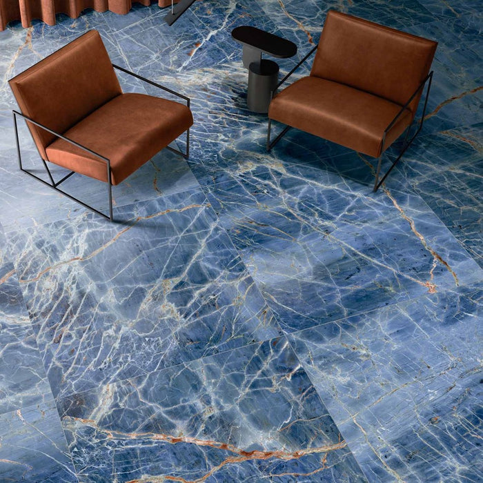 Pavimento soggiorno blu con effetto marmo lucido. Collezione La Marmoteca di Gardenia Orchidea colore Blue Denim 120x120 lux