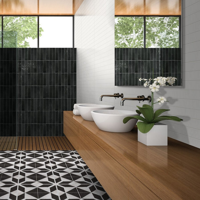 Pavimento di bagno moderno con piastrelle in gres porcellanato decorato. Fantasia geometrica con colori a contrasto bianco e nero. Collezione Memory decor 1 di self style