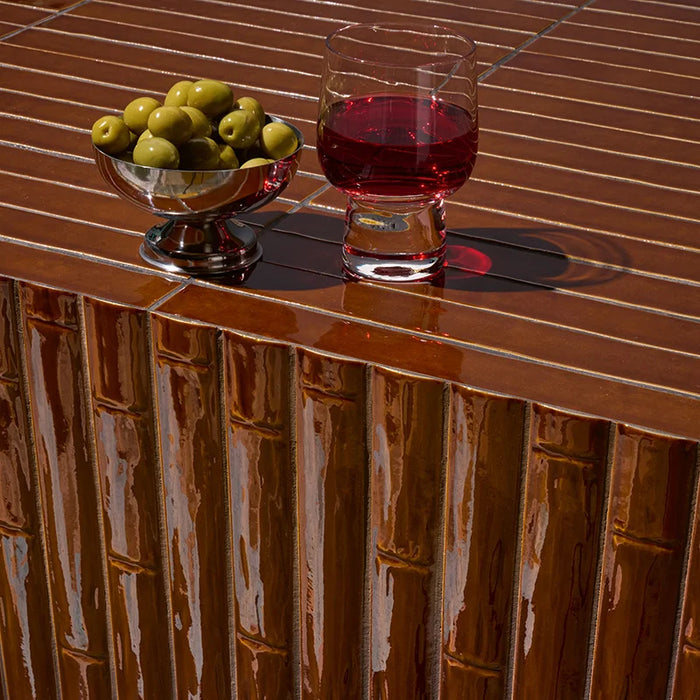 Dettaglio rivestimento cucina in gres porcellanato serie Milano70 di 41zero42, effetto mattoncino lucido bamboo, formato 4x31 cm, Colore Bamboo Cognac