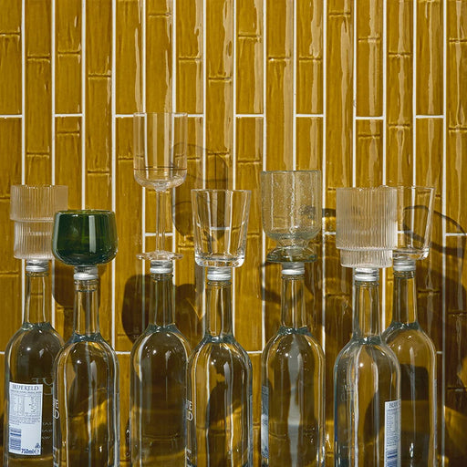 Dettaglio rivestimento bar in gres porcellanato serie Milano70 di 41zero42, effetto mattoncino lucido bamboo, formato 4x31 cm, Colore Bamboo Gold