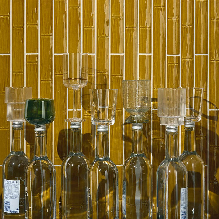 Dettaglio rivestimento bar in gres porcellanato serie Milano70 di 41zero42, effetto mattoncino lucido bamboo, formato 4x31 cm, Colore Bamboo Gold