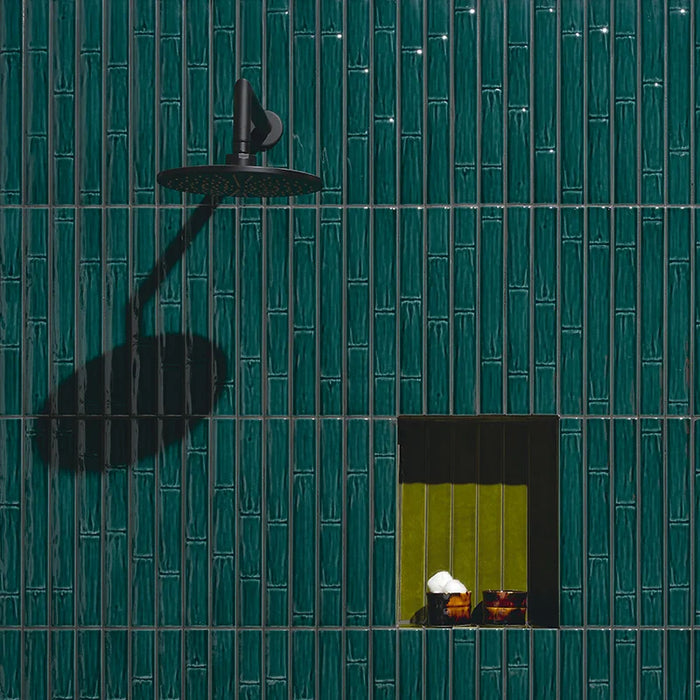 Dettaglio rivestimento doccia in gres porcellanato serie Milano70 di 41zero42, effetto mattoncino lucido bamboo, formato 4x31 cm, Colore Bamboo Peacock