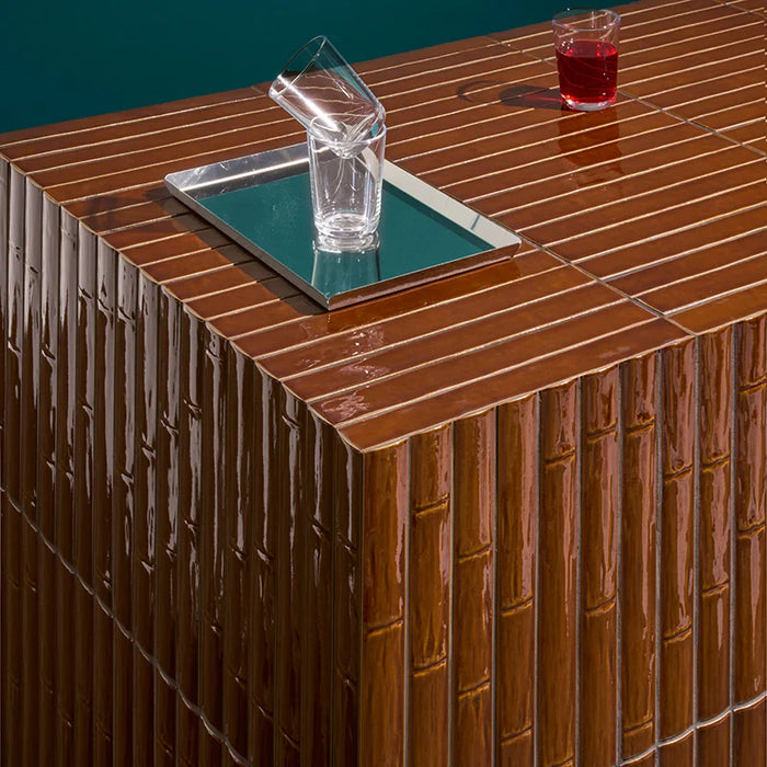 Dettaglio rivestimento cucina in gres porcellanato serie Milano70 di 41zero42, effetto mattoncino lucido, formato 4x31 cm, Colore Cognac