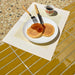 Cucina con rivestimento in gres porcellanato serie Milano70 di 41zero42, effetto mattoncino lucido, formato 4x31 cm, Colore Gold