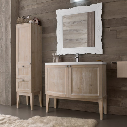 Composizione mobile bagno a terra Ricordi della serie Diamante di compab dalle linee curve con la possibilità di aggiungere colonna. Finitura anticata, specchio intarsiato bianco e lavabo in minuralguss