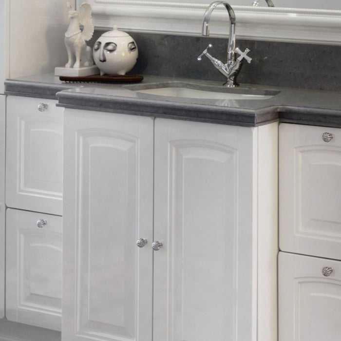 mobli bagno classico colore bianco con top in marmo e lavabo sottopiano in ceramica bianca. Pomoli cromati e lavorati e ante a telaio