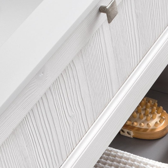 Dettaglio mobile bagno classico con venature effetto legno massello bianco