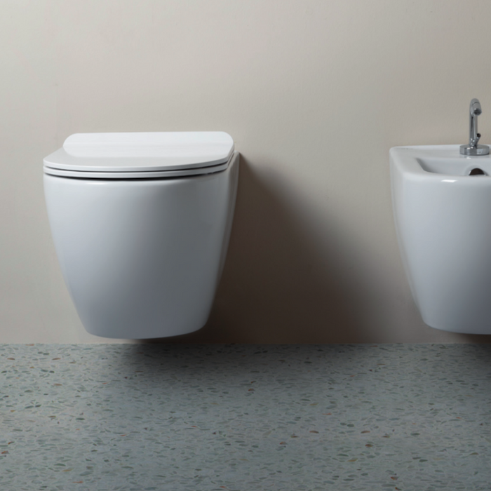 serie completa di sanitari sospesi Music Plus di opra sanitari, completi di vaso WC sospeso senza brida con coprivaso slim rallentato e bidet sospeso