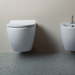 serie completa di sanitari sospesi Music Plus di opra sanitari, completi di vaso WC sospeso senza brida con coprivaso slim rallentato e bidet sospeso