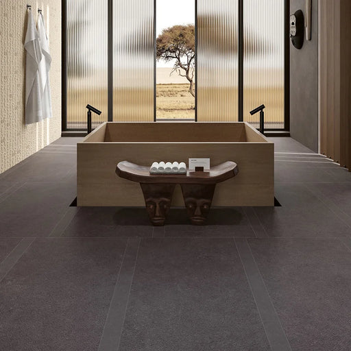 Dettaglio bagno lussuoso moderno con pavimento e rivestimento in gres serie Nok di 41zero42, effetto argilla opaco, formato 60x120 cm, Colore Ebony