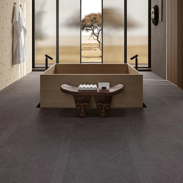 Dettaglio bagno lussuoso moderno con pavimento e rivestimento in gres serie Nok di 41zero42, effetto argilla opaco, formato 60x120 cm, Colore Ebony