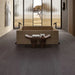 Dettaglio bagno lussuoso moderno con pavimento e rivestimento in gres serie Nok di 41zero42, effetto argilla opaco, formato 60x120 cm, Colore Ebony