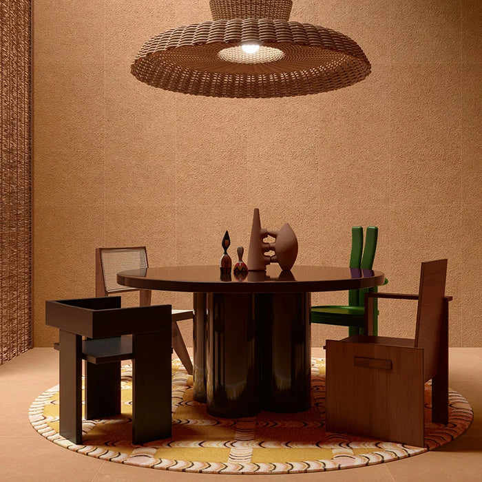 Dettaglio sala da pranzo con rivestimento in gres serie Nok di 41zero42, effetto argilla opaco con texture puntinata, formato 60x120 cm, Colore Grains Terra