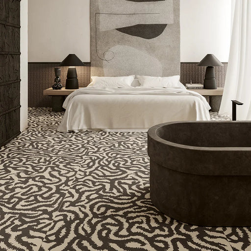 Dettaglio camera da letto moderna lussuosa con pavimento e rivestimento in gres serie Nok di 41zero42, effetto argilla con decoro tribale opaco, formato 120x120 cm, Colore Snake Ebony