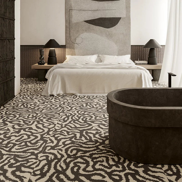 Dettaglio camera da letto moderna lussuosa con pavimento e rivestimento in gres serie Nok di 41zero42, effetto argilla con decoro tribale opaco, formato 120x120 cm, Colore Snake Ebony