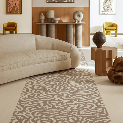 Salone moderno con pavimento in gres serie Nok di 41zero42, effetto argilla con decoro tribale opaco, formato 120x120 cm, Colore Snake Ivory