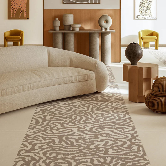 Salone moderno con pavimento in gres serie Nok di 41zero42, effetto argilla con decoro tribale opaco, formato 120x120 cm, Colore Snake Ivory
